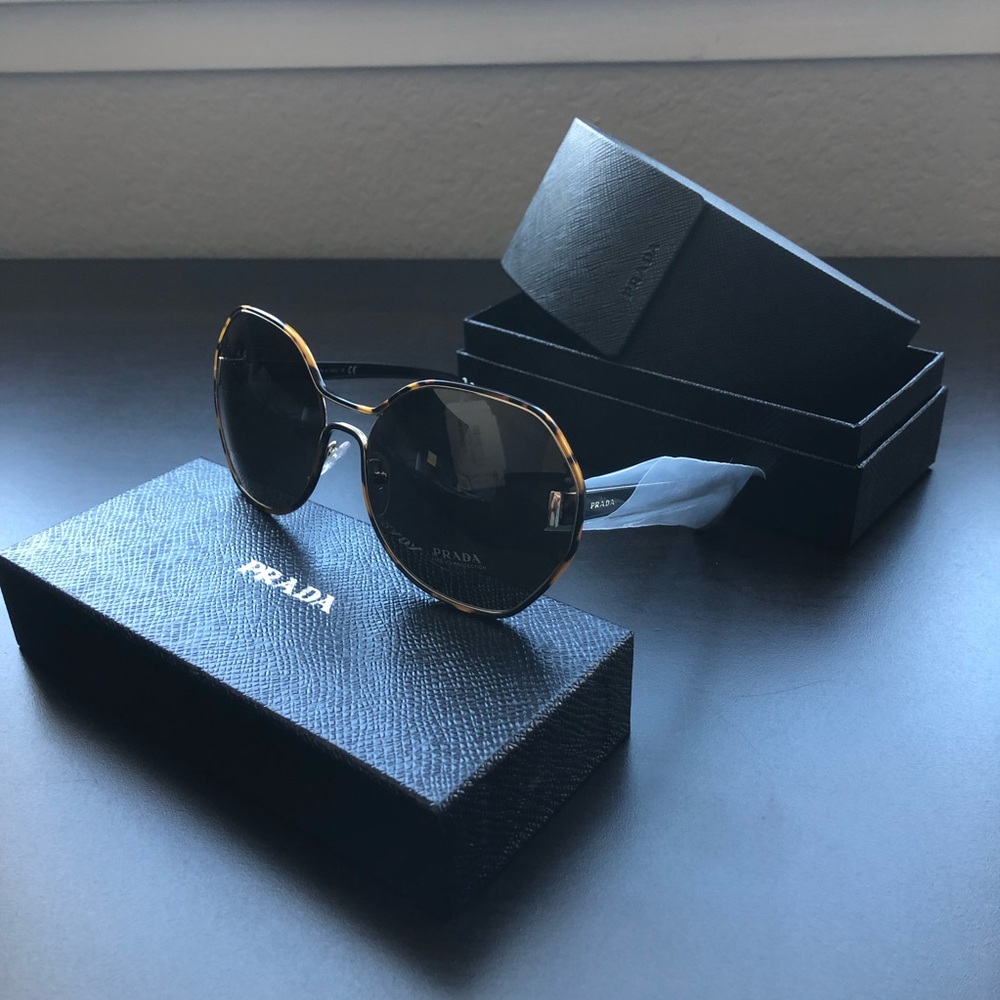 NWT Brand new women’s Prada sun glasses